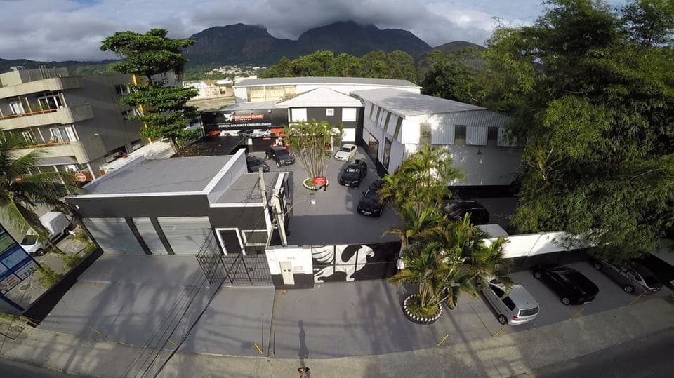 Vista aérea da Solution Place na Estrada da Barra da Tijuca, com a montanha ao fundo