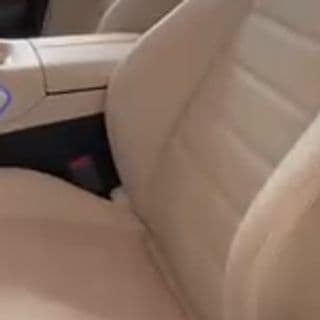 Banco de couro claro de um carro blindado pela Solution