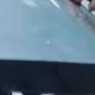Vidro blindado sendo posicionado com ventosas na fábrica